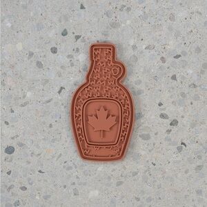 DEWYPAWS Maple leaf syrup enrichment lick mat brown slow feeder dog cat pet